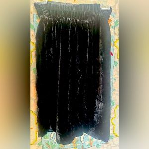 Straight black skirt, velvet with lining.